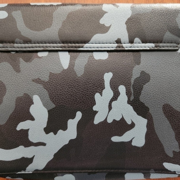 Floral Clutch Black & Blue Camo Bulga×Volver Edgie 90s Camo